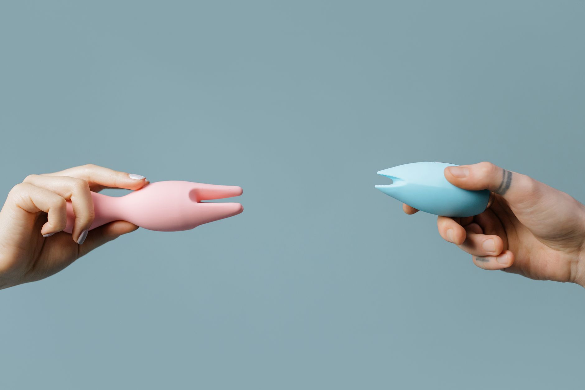Une main tenant un vibromasseur citron rose sur fond minimalist